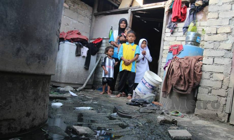 KEADAAN kawasan tempat tinggal keluarga Noriza Husain bersama empat anaknya di Kampung Baru Nelayan, Tumpat. FOTO Nik Abdullah Nik Omar. 