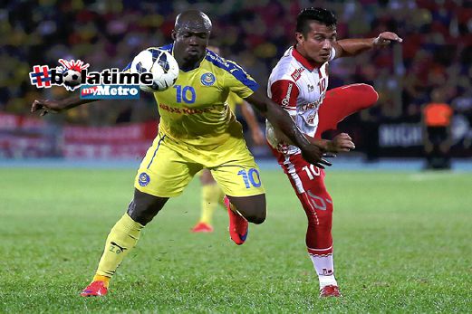 PEMAIN Pahang, Dickson Nwakaeme diasak pemain Kelantan, Nor Farhan Muhammad pada separuh akhir pertama Piala FA 2015 di Stadium Darul Makmur. FOTO Luqman Hakim Zubir