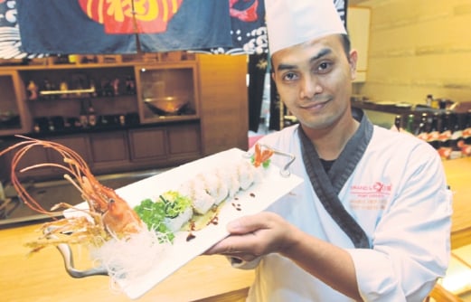 CEF Hosaini menunjukkan hasil sushi Umi Dragon Roll yang mudah disediakan.