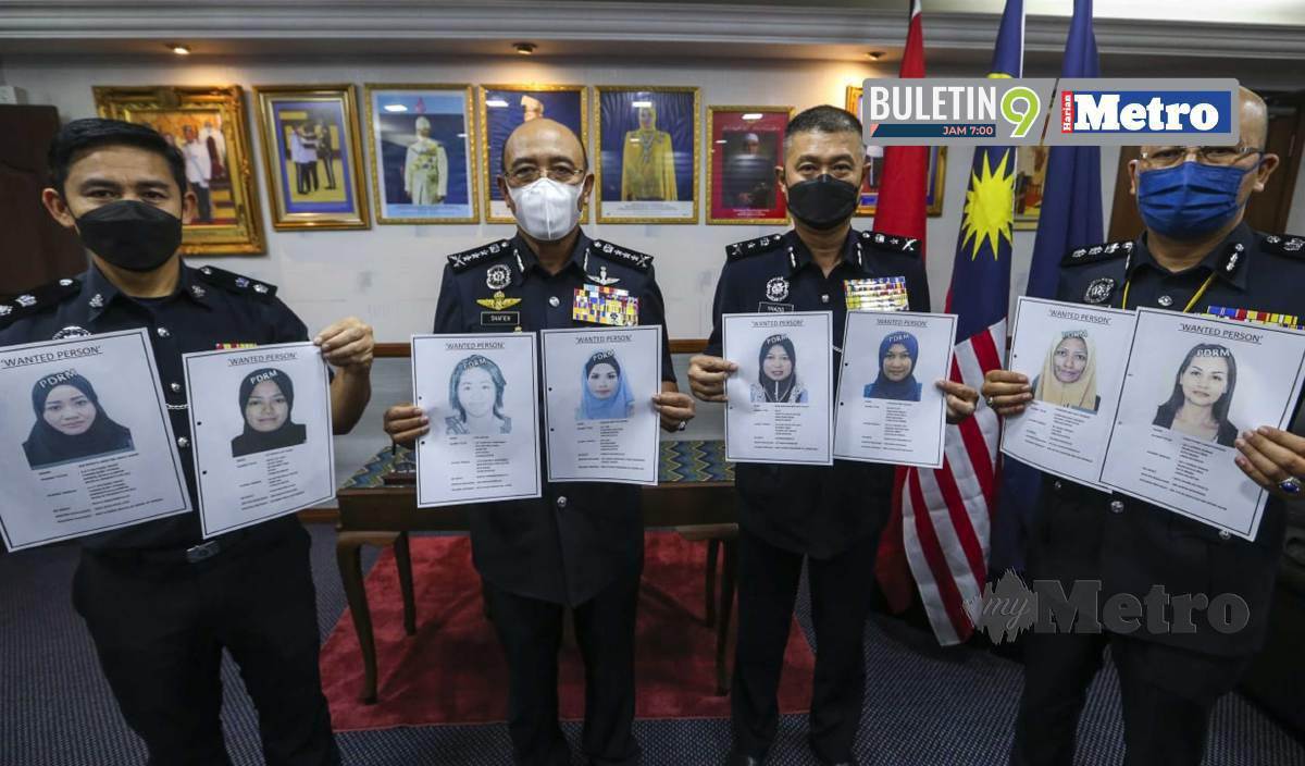 SHAFIEN (dua kiri) bersama pegawainya menunjukkan gambar suspek lapan wanita yang terbabit dengan kes bunuh, samun dan curi dikehendaki sejak 17 tahun lalu ketika ditemui di pejabatnya di IPK Kelantan. FOTO Nik Abdullah Nik Omar
