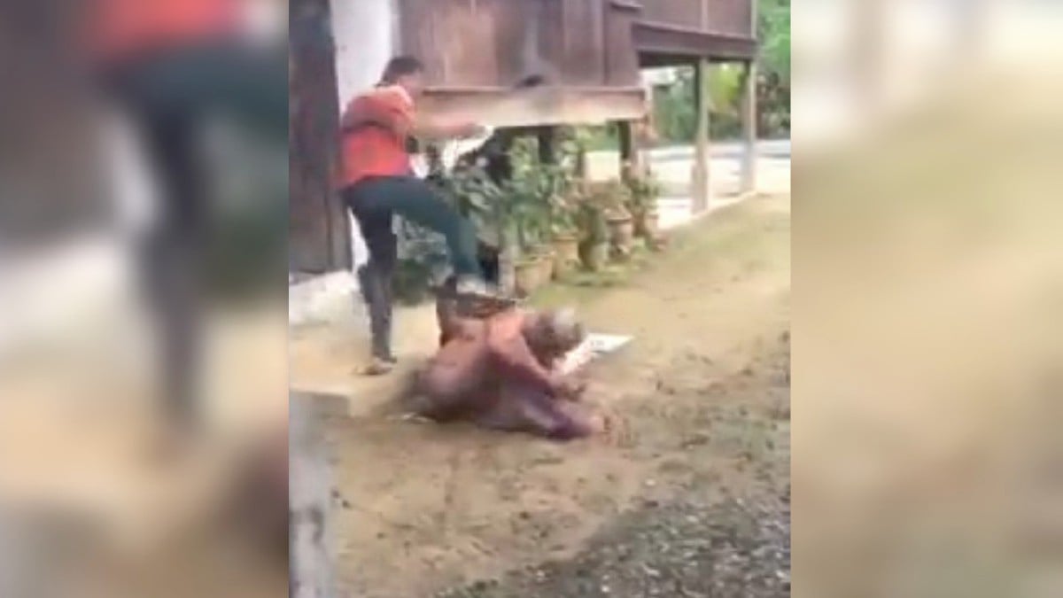 Gambar daripada rakaman video lelaki menendang bapa dirinya yang tular di media sosial hari ini. Foto Ihsan Pembaca
