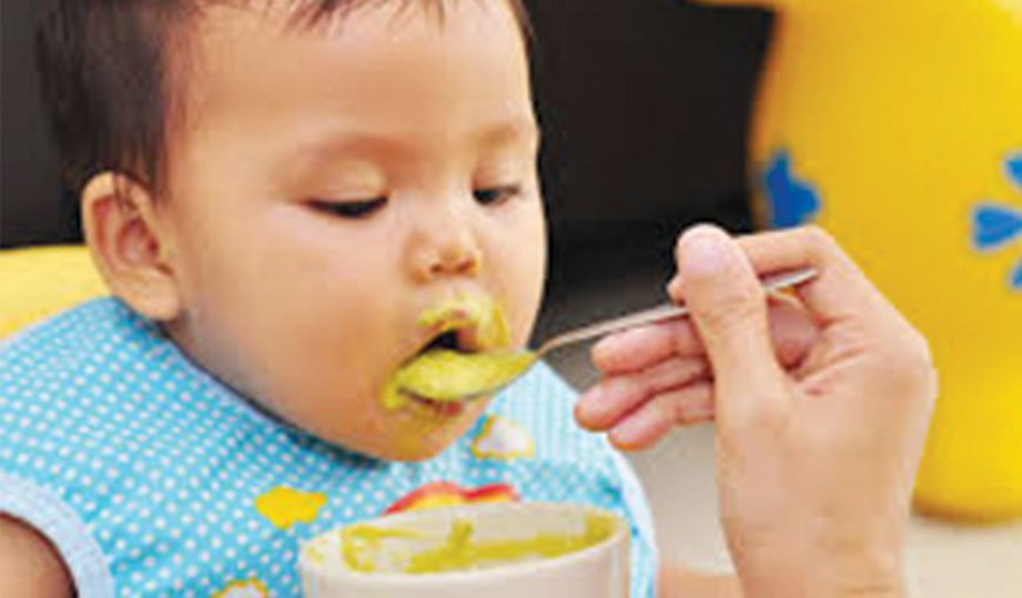 PEMBERIAN makanan kepada bayi seharusnya tepat pada masa, mencukupi, selamat dan sesuai untuk dimakan.