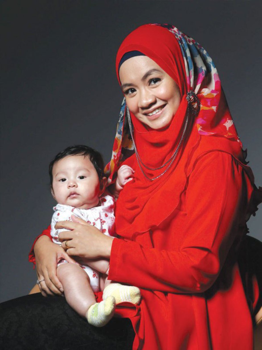 DR NURHAYA Yacob bersama anak keduanya, Amirul Luqman Ashraf yang berusia tiga bulan.