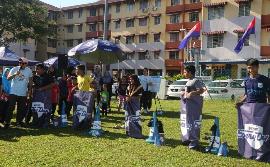 ANTARA program menarik diadakan ketika kempen di PPR Sri Stulang Johor Bahru, baru-baru ini.