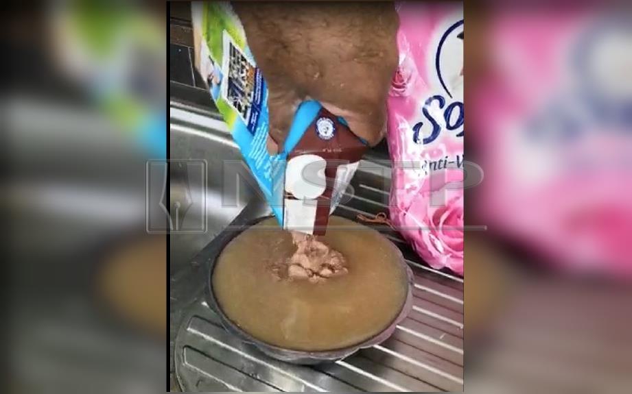 Klip video yang tular menunjukkan seorang lelaki menuang susu coklat yang sudah rosak.