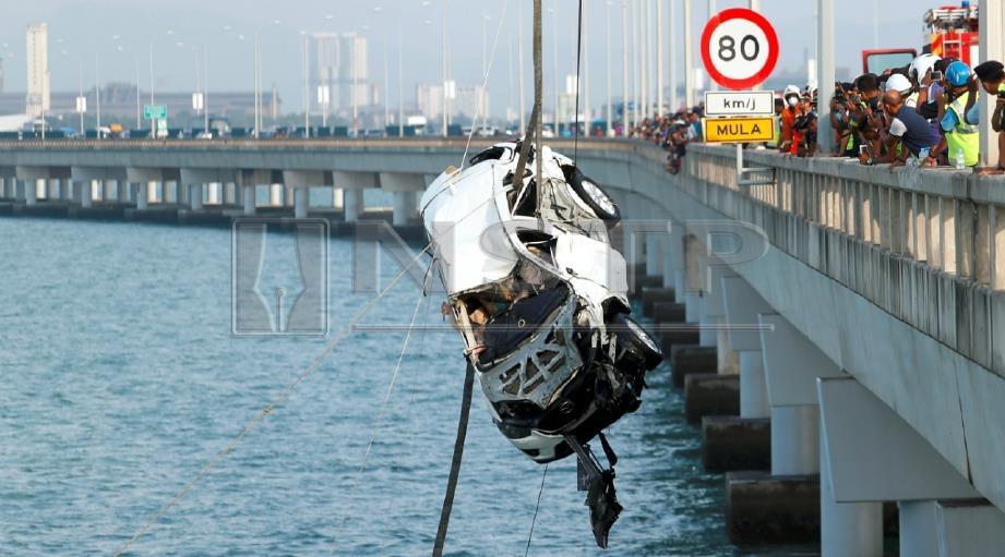 PASUKAN penyelamat membawa keluar SUV Mazda CX-5 putih yang terhumban ke dalam laut selepas terbabit dalam kemalangan di Kilometer 4 Jambatan Pulau Pinang pada 17 Januari lalu. FOTO ARKIB NSTP 