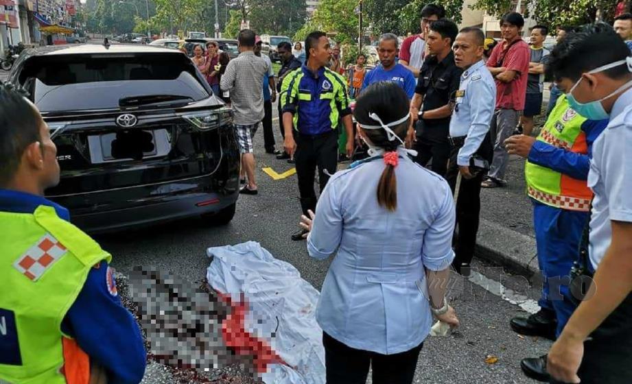 WANITA warga emas meninggal dunia akibat dilanggar SUV Toyota Harrier ketika melintas di Jalan 5/3D Taman Sri Sinar, Segambut, Kuala Lumpur, hari ini. FOTO ihsan pembaca.