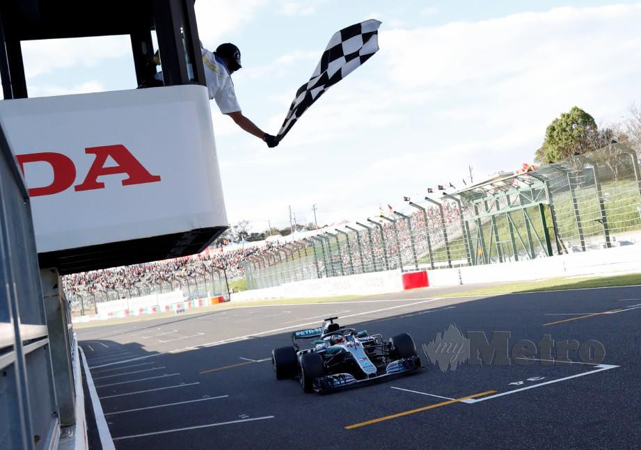 PEMANDU Mercedes, Lewis Hamilton melintasi garisan penamat di Suzuka tahun lalu. — FOTO AFP