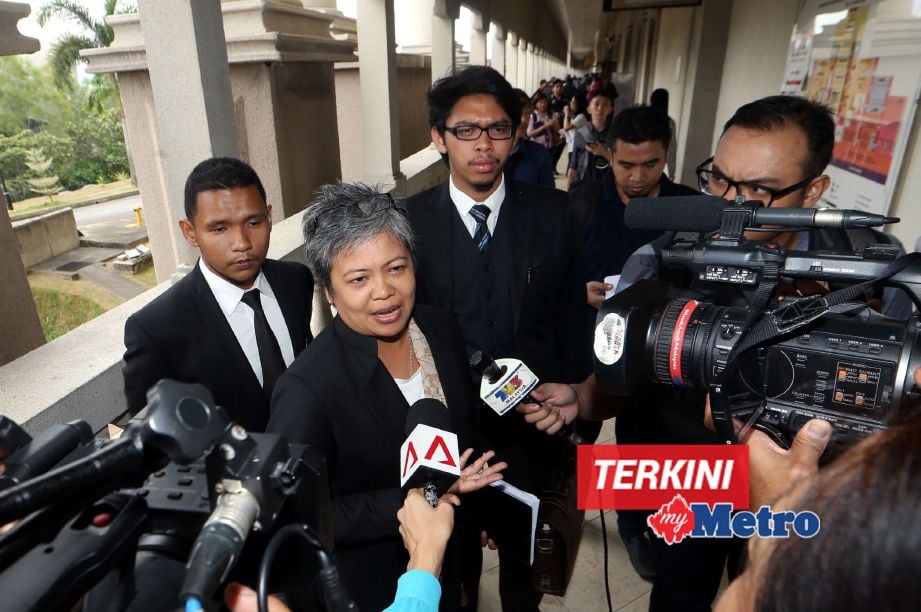 Peguam yang mewakili tiga suspek yang dakwa dengan kesalahan mengambil dadah, Noor Svetlana Mohd Noor Nordin ditemuramah wartawan ketika keluar dari Mahkamah Majistret Kanak-Kanak Kuala Lumpur. FOTO Eizairi Shamsudin 