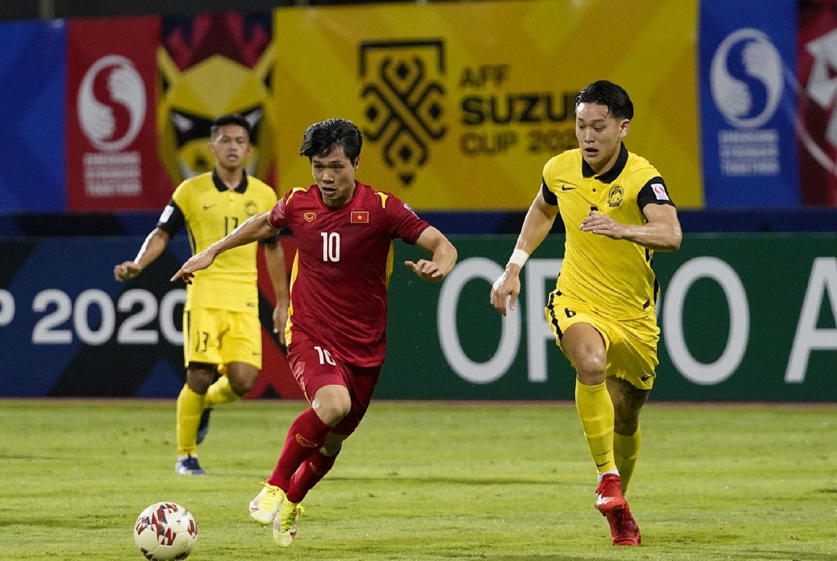 Aksi skuad Harimau Malaya (jersi kuning) ketika menentang Vietnam pada saingan Piala AFF 2020 di Singapura