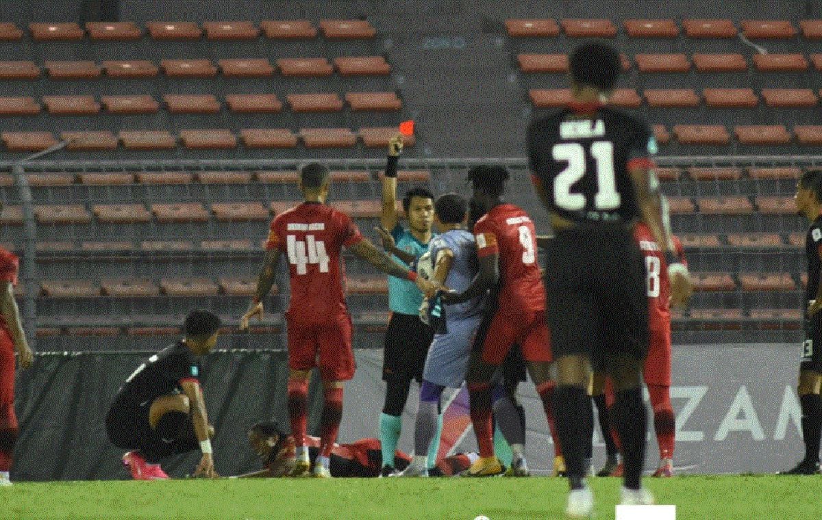 SHARBINEE dilayangkan kad merah selepas menerjah dada Mohamad Zamri Ramli. FOTO FB Sarawak United FC
