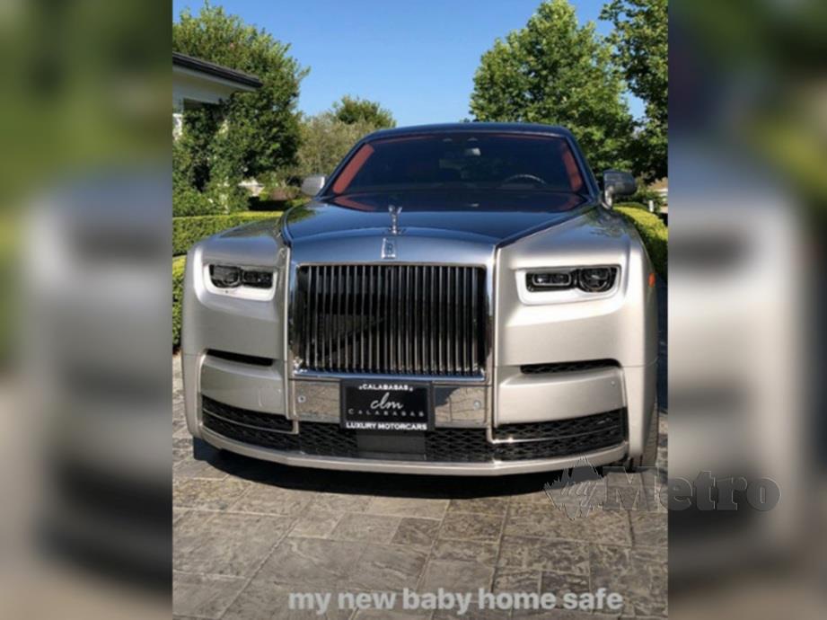 PAPARAN Instagram Story Kylie menunjuk kereta mewah terbaharunya, Rolls-Royce Phantom.