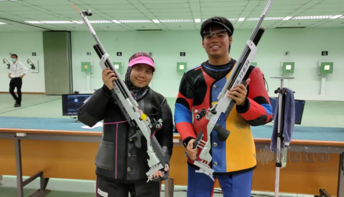 NUR Izazi dan Ikhmal Syafiq meraih pingat emas acara 10m air rifle berpasukan campuran.