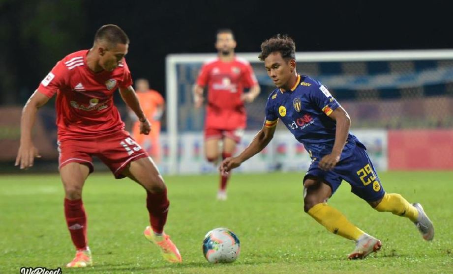 SYAFIK (kanan) bekas pemain skuad Piala Belia Terengganu musim lalu. FOTO TFC