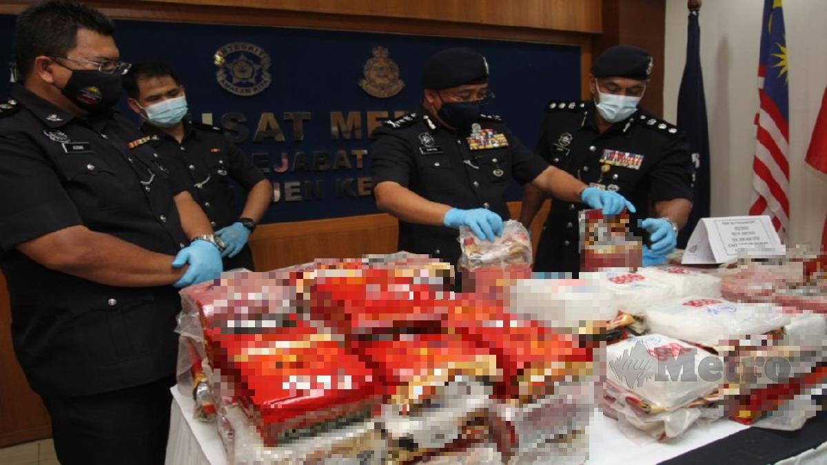 KETUA Polis Kelantan, Datuk Shafein Mamat (tengah) bersama dengan pegawainya melihat rampasan sebanyak 101 kilogram dadah jenis syabu bernilai RM3.6 juta. FOTO NIK ABDULLAH NIK OMAR