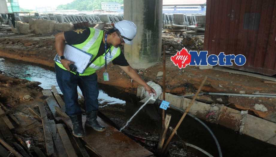 SPAN melakukan pemotongan air disyaki sambungan bekalan air yang tidak sah selepas menerima aduan daripada Pengurusan Air Selangor Sdn Bhd berhubung kes kecurian air di tapak projek menaik taraf Jalan Lingkaran Tengah (MRR2). FOTO Halim Salleh