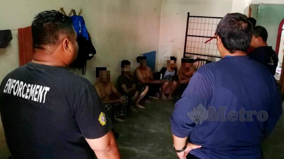 Lima pekerja kilang yang ditahan selepas dipercayai menghisap syabu diselangi air ketum. FOTO Ihsan AADK
