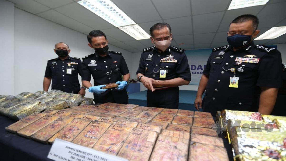 Razarudin (dua dari kanan) bersama Timbalan Ketua Polis Pulau Pinang, Datuk Abdul Aziz Abdul Majid (kiri) melihat syabu dan heroin base yang dirampas. FOTO Mikail Ong