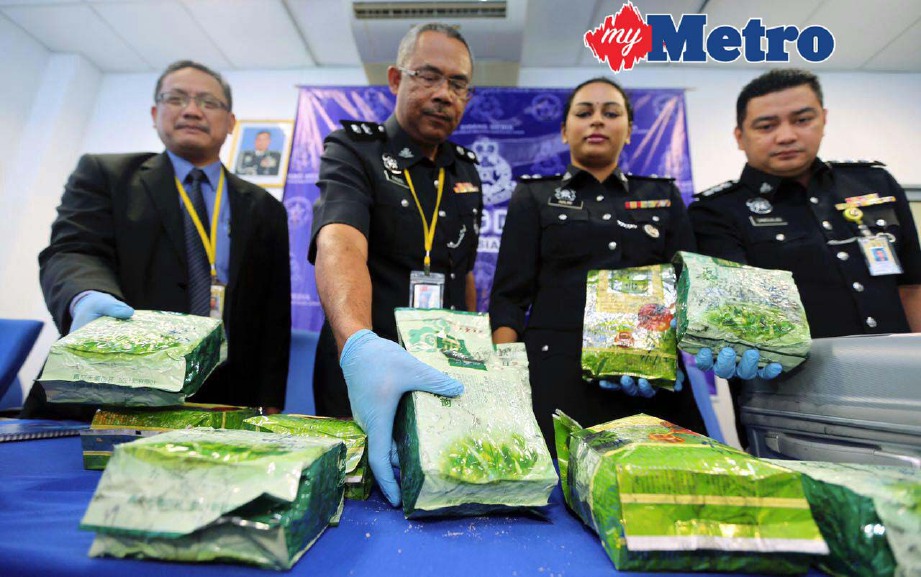 Ketua Jabatan Siasatan Jenayah Narkotik (JSJN) Polis Sabah, Superintendan Mohamed Fadzil A Rahman (dua dari kiri) menunjukkan dadah jenis syabu bernilai RM1 juta yang dirampas. FOTO Malai Rosmah Tuah