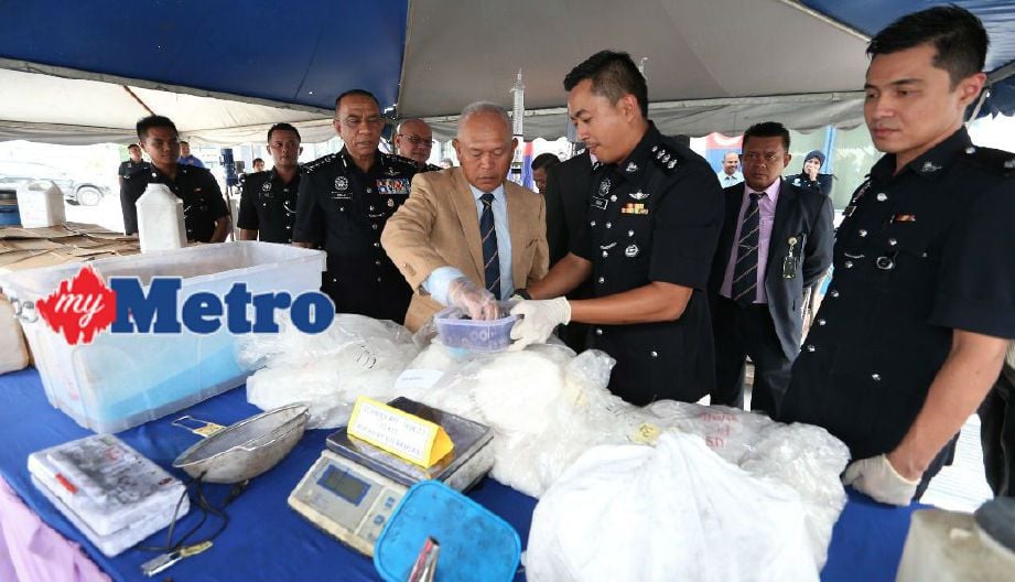 Mohmad (tengah) menunjukan rampasan barang memproses dadah disyaki syabu ketika mengadakan sidang media di IPK Johor. FOTO Mohd Azren Jamaludin