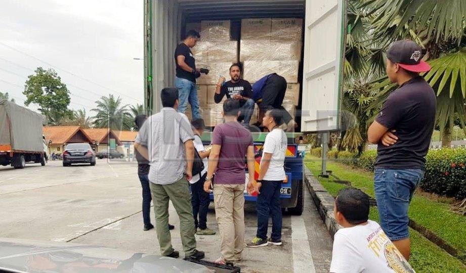 POLIS menjalankan siasatan terhadap kontena berisi hampir 500 kilogram syabu yang berjaya dirampas dalam sekatan jalan raya di Taiping, Perak. FOTO NSTP