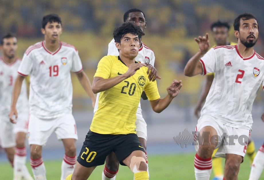 SYAFIQ (tengah) dikawal pemain UAE di Stadium Nasional, malam tadi. — FOTO Mohamad Shahril Badri Saali