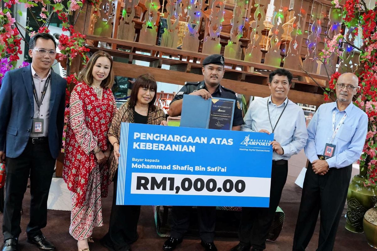 MOHAMMAD Shafiq menerima sijil penghargaan dan wang sumbangan RM1,000 daripada Malaysia Airports. FOTO Malaysia Airports
