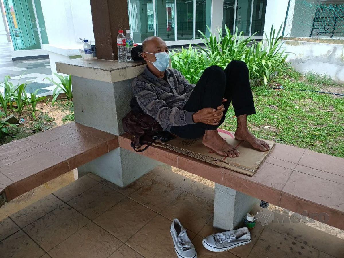 MOHD Hanafiah terkandas di wakaf di tepi Sungai Melaka kerana PKP membataskan niatnya untuk pulang ke kampung. FOTO Nazri Abu Bakar