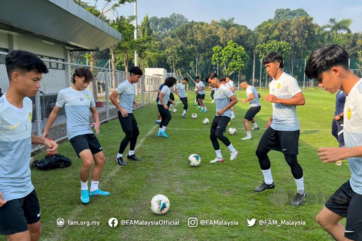 SKUAD B-19 negara menjalani latihan di Padang B, Gelora Bung Karno, Jakarta, menjelang Kejuaraan B-19 AFF 2022. - FOTO FB FAM