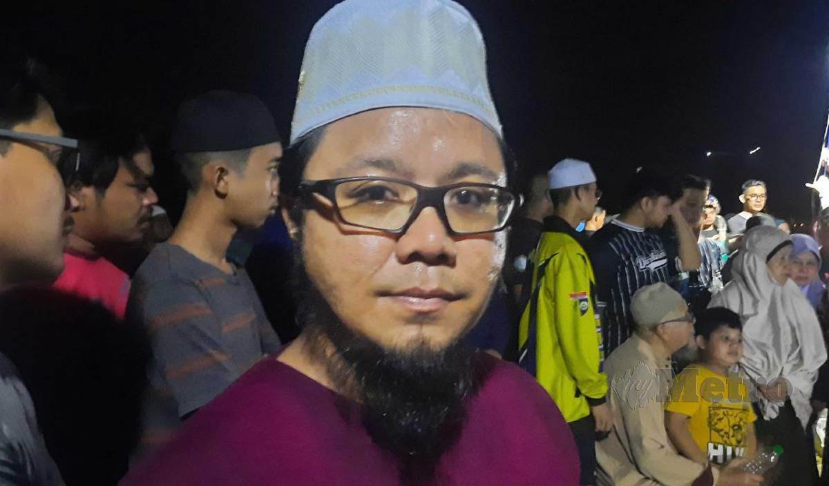 ABANG Allahyarham Muhammad Izzat Abdul Wahab, Mohd Hazwan ketika ditemui di Tanah Perkuburan Kampung Peramu, Kuantan. FOTO Asrol Awang