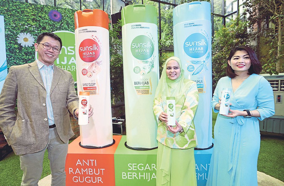 CHONG (kiri) bersama Pengarah Penjenamaan Unilever Siti Suhaila Abd Hamid dan Phoenix (kanan) ketika pelancaran Sunsilk Hijab Recharge, baru-baru ini.