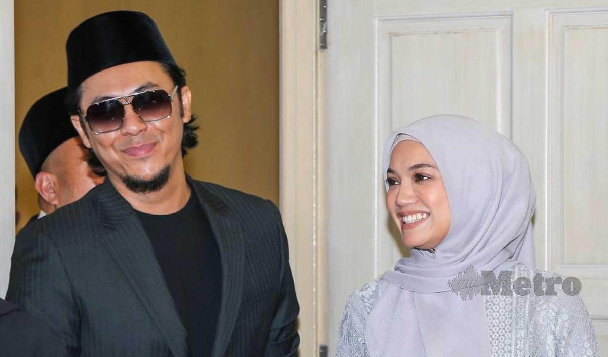 SYAMSUL Yusof bersama bekas isterinya, Puteri Sarah Liyana selepas selesai pengesahan cerai di Mahkamah Rendah Syariah Kuala Lumpur. FOTO Aswadi Alias