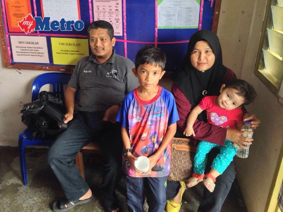 Syamsi dan keluarga ketika ditemui di SMK Long Ghafar, hari ini. FOTO Mohammad Sufian Rosli