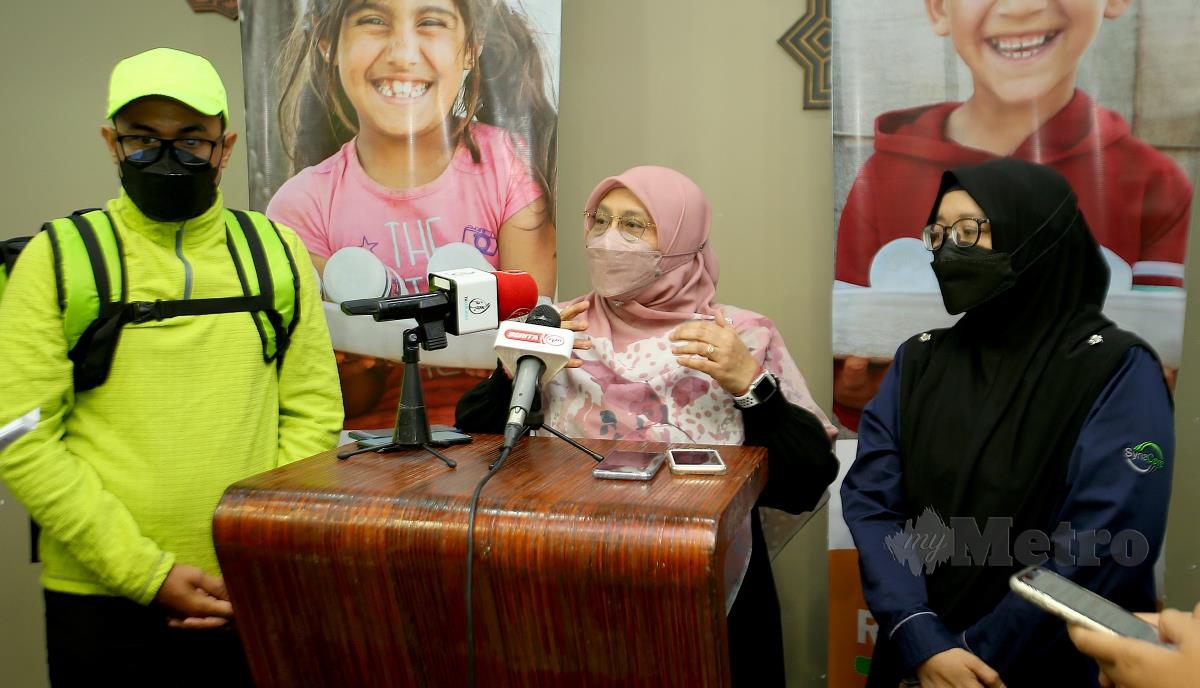 Siti Sakinah (tengah) pada Sidang Media Kempen Ramadan Al-Khair 10.0 di Ibu Pejabat Syria Care, Shah Alam. FOTO FAIZ ANUAR