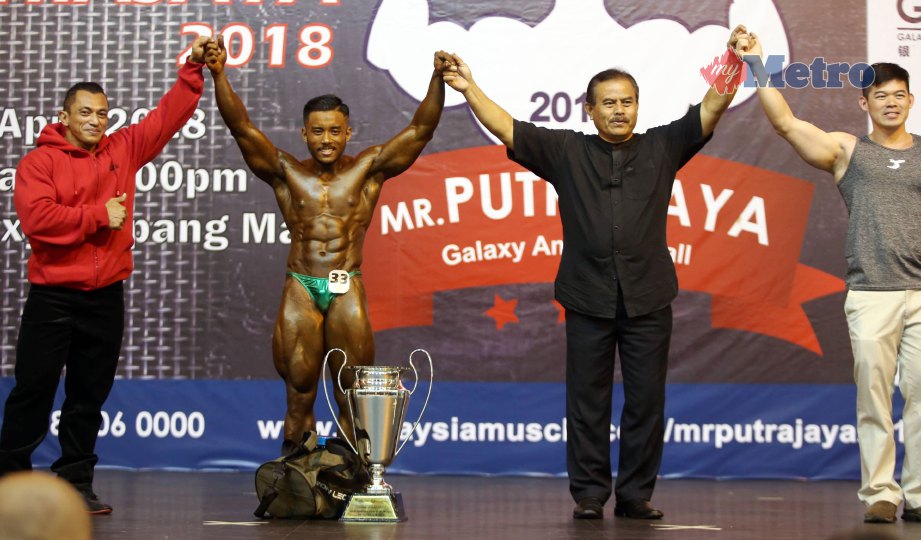 MUHD Asmawi Zolkifli (dua kiri) ditemani jaguh bina badan negara, Sazali  (kiri)  dinobatkan juara  Kejohanan Bina Badan Mr Putrajaya 2018 di Galaxy Ampang Mall, April lalu. FOTO Nur Adibah Ahmad Izam