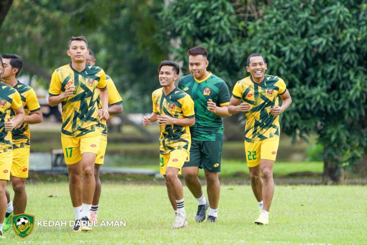 SYAZWAN (kanan) kembali beraksi bersama Kedah musim depan. FOTO FB Kedah Darul Aman FC