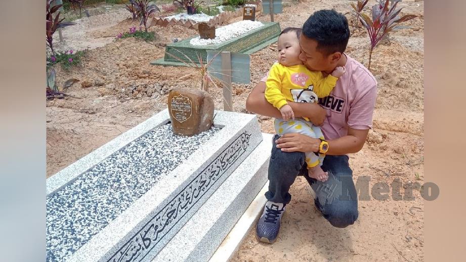 Mohamad Izrul membawa Annur Ayesha menziarahi kubur ibunya. FOTO Mohamad Izrul Mohd Taib.