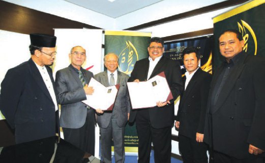 AB Rauf (tiga dari kanan) bersama Yusof (tengah) ketika memorandum perjanjian Kembara Iman dan TV Al-Hijrah.