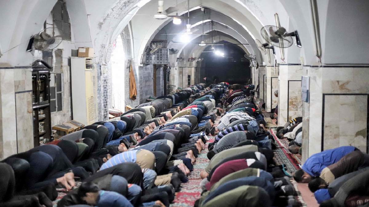UMAT Islam sedang menunaikan solat terawih di Masjid di Maaret Misrin di Syria. FOTO AFP