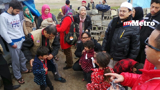 Pelarian Syria mengerumuni rombongan Muslim Care Malaysia Society (Muslim Care) serta wartawan Malaysia yang mengunjungi kem mereka bagi menghulurkan bantuan. - Foto AMIR ABD HAMID