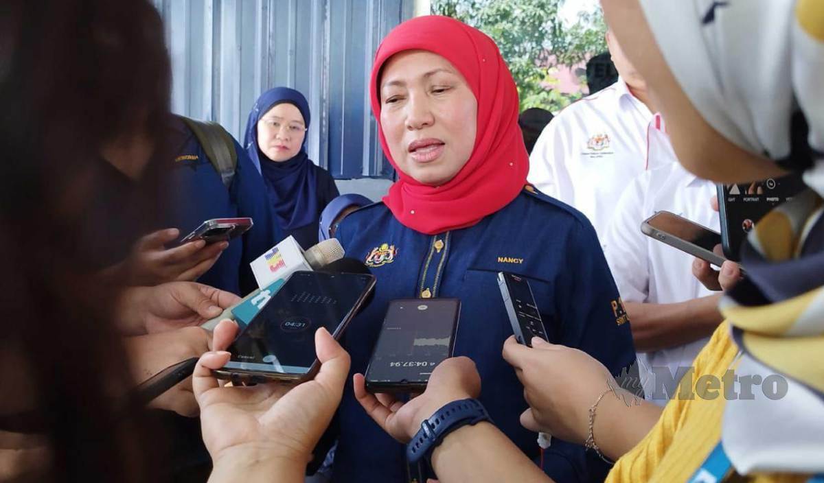 NANCY bercakap kepada media selepas Program Jelajah Kasih Keluarga Segulai Sejalai di Kampung Muara Tebas, Kuching. FOTO Mohd Roji Kawi
