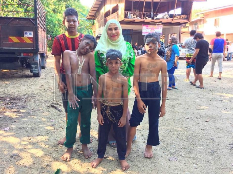 Mohd Syukur (kanan) bersama pelakon, Delimawati dan kanak-kanak yang turut berlakon sebagai pelakon tambahan. to Ihsan Keluarga Mohd Syukur 