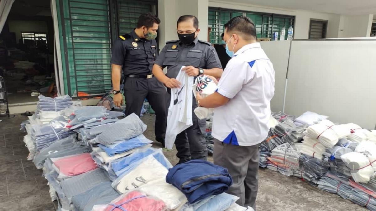 KPDNHEP Selangor merampas 3,000 baju tiruan. FOTO ihsan KPDNHEP