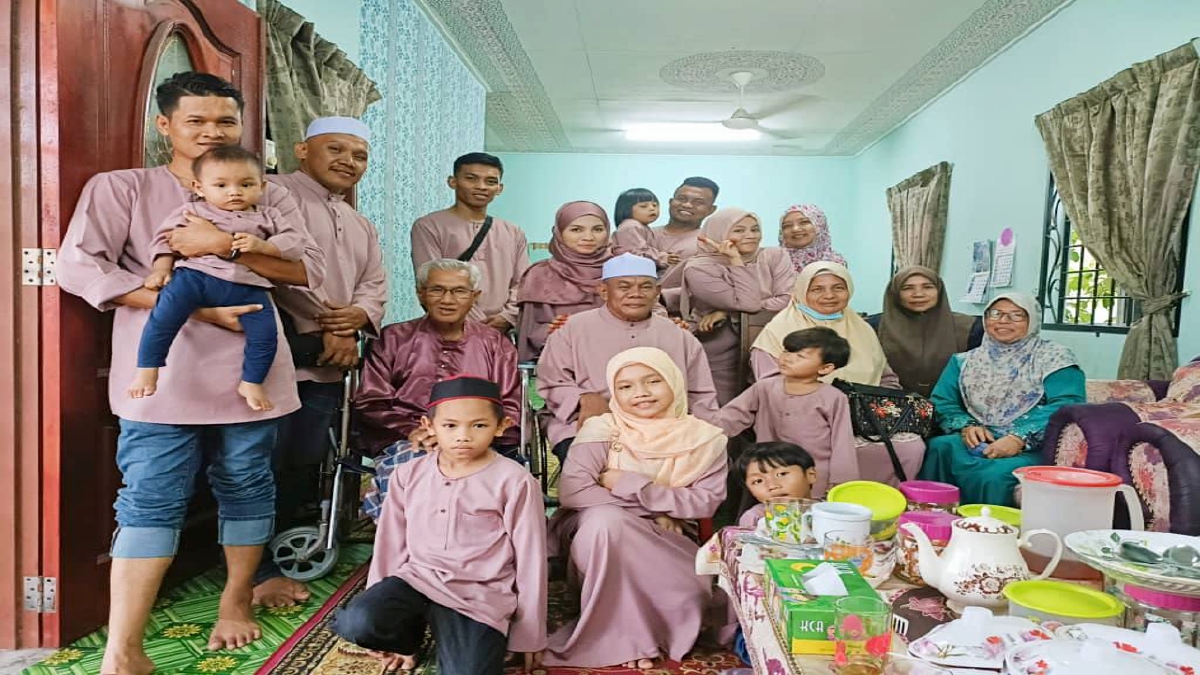 ABU Zarin Yunus (duduk tengah) bergambar kenangan dengan  keluarga pada 1 Syawal lalu. FOTO Ihsan NOR HASNIZA ABU ZARIN
