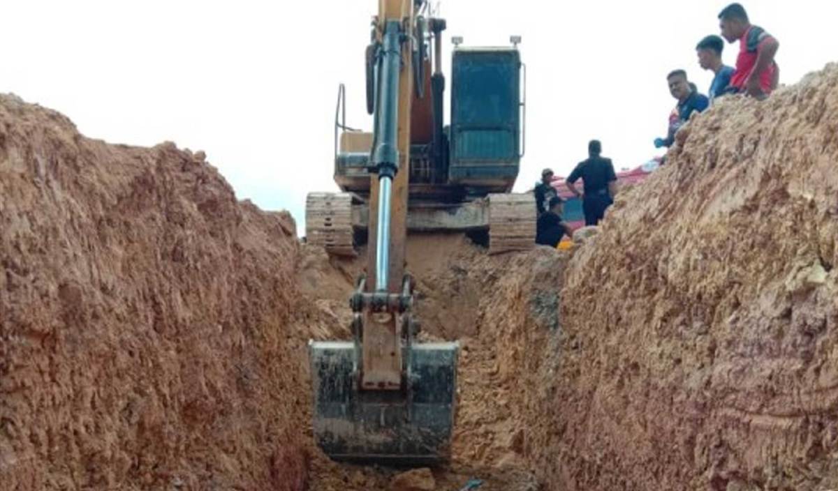 KERJA di tapak projek Lingkaran Tengah Utama (LTU) Pakej 4 di Lipis dihentikan, susulan kematian seorang buruh Indonesia akibat ditimbus tanah, Isnin lalu. FOTO Ihsan PDRM