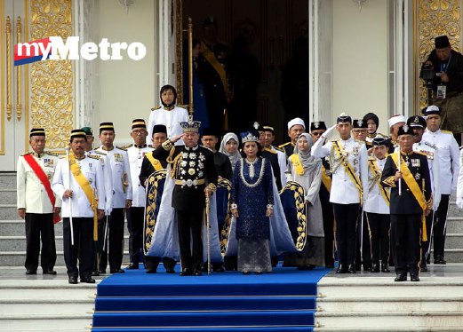 Sultan Ibrahim Iskandar dan Raja Zarith Sofiah Sultan Idris Shah memberi tabit hormat sebelum menuruni Tangga Agong berangkat menaiki kenderaan rasmi untuk berarak di sekitar bandar raya Johor Bahru selepas Istiadat Kemahkotaan di Istana Besar bagi bertemu rakyat. FOTO Aizuddin Saad