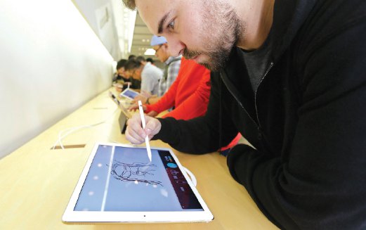 BELI iPad Pro, Pencil, Smart Keyboard secara online.