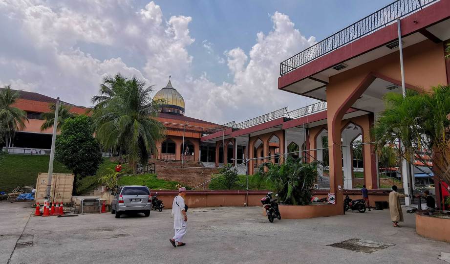 4,000 jemaah tabligh yang menghadiri perhimpunan ijtimak di Masjid Seri Petaling, Kuala Lumpur, masih lagi belum ‘menyerah diri’ untuk saringan kesihatan Covid-19. FOTO Asyraf Hamzah