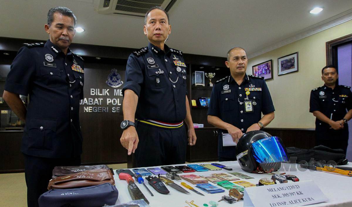 AHMAD Dzaffir (dua kiri) menunjukkan barang bukti pada sidang media tangkapan suspek di Ibu Pejabat Polis Kontinjen Negeri Sembilan. FOTO Azrul Edham