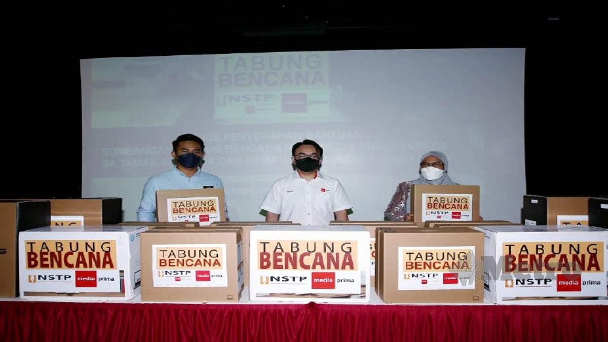 RAFIQ Razalil (tengah) bersama Siti Halijah Sarani (kanan) dan Muhammad Nasyrul Syahmi Sahrom (kiri) di Majlis Penyerahan Bantuan Tabung Bencana NSTP - Media Prima. FOTO EIZAIRI SHAMSUDIN